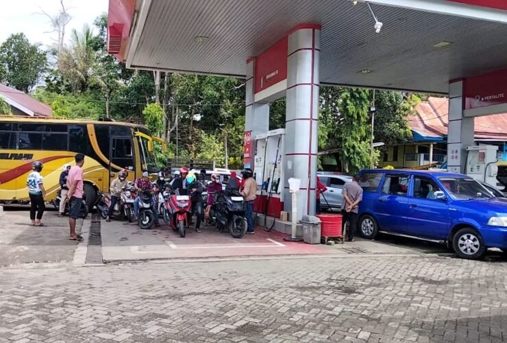 Menguak Krisis BBM Sinjai Timur Picu Antrean Panjang, Warga Soroti Dampak Isu Global dan Penjualan Jerigen