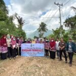 Kadinkes Sinjai dr. Emmy Kartahara Malik Pimpin Layanan Kesehatan Gratis di Desa Terasa