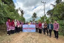 Kadinkes Sinjai dr. Emmy Kartahara Malik Pimpin Layanan Kesehatan Gratis di Desa Terasa