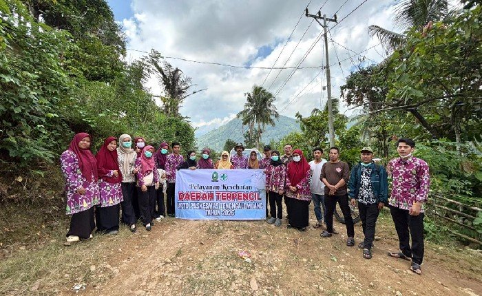 Kadinkes Sinjai dr. Emmy Kartahara Malik Pimpin Layanan Kesehatan Gratis di Desa Terasa