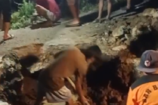 Warga Sinjai Benahi Jalan Rusak Hingga Larut Malam, Kadis PU Klaim Usulan Perbaikan IJD Diajukan Ke Balai