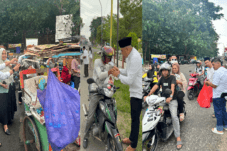 Ketua PN Sinjai Pimpin Jajaran Bagi Takjil Sambil Kampanyekan Integritas, Rakyat Tantang Aksi Sosial Menjangkau Pelosok: Gimana Pak Ketua, Gasskan!