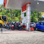 SPBUAntrean Panjang BBM di Sinjai Timur, Warga Kaitkan dengan Isu Global dan Pembelian Jerigen