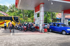 SPBUAntrean Panjang BBM di Sinjai Timur, Warga Kaitkan dengan Isu Global dan Pembelian Jerigen