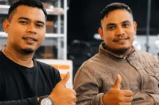 Jurnalis Insertrakyat.com Mhd Iqbal (kanan) dan Dedi Sahputra pemerhati Sosial Aceh Timur (kiri).