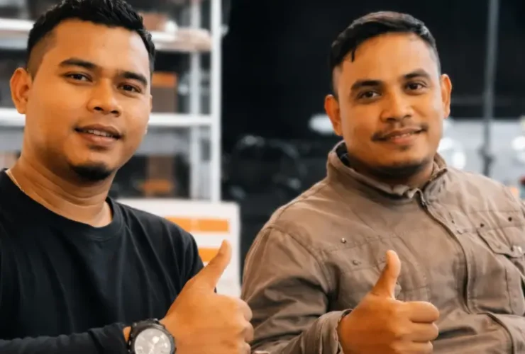Jurnalis Insertrakyat.com Mhd Iqbal (kanan) dan Dedi Sahputra pemerhati Sosial Aceh Timur (kiri).