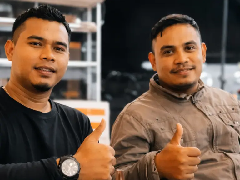 Jurnalis Insertrakyat.com Mhd Iqbal (kanan) dan Dedi Sahputra pemerhati Sosial Aceh Timur (kiri).