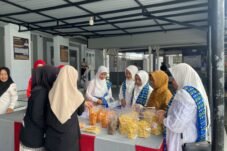 Ketua DPC PIM, pengurus BKMT, dan Anggota DPRD Sinjai meninjau produk olahan WBP di Rutan Sinjai, termasuk kerajinan dan makanan.