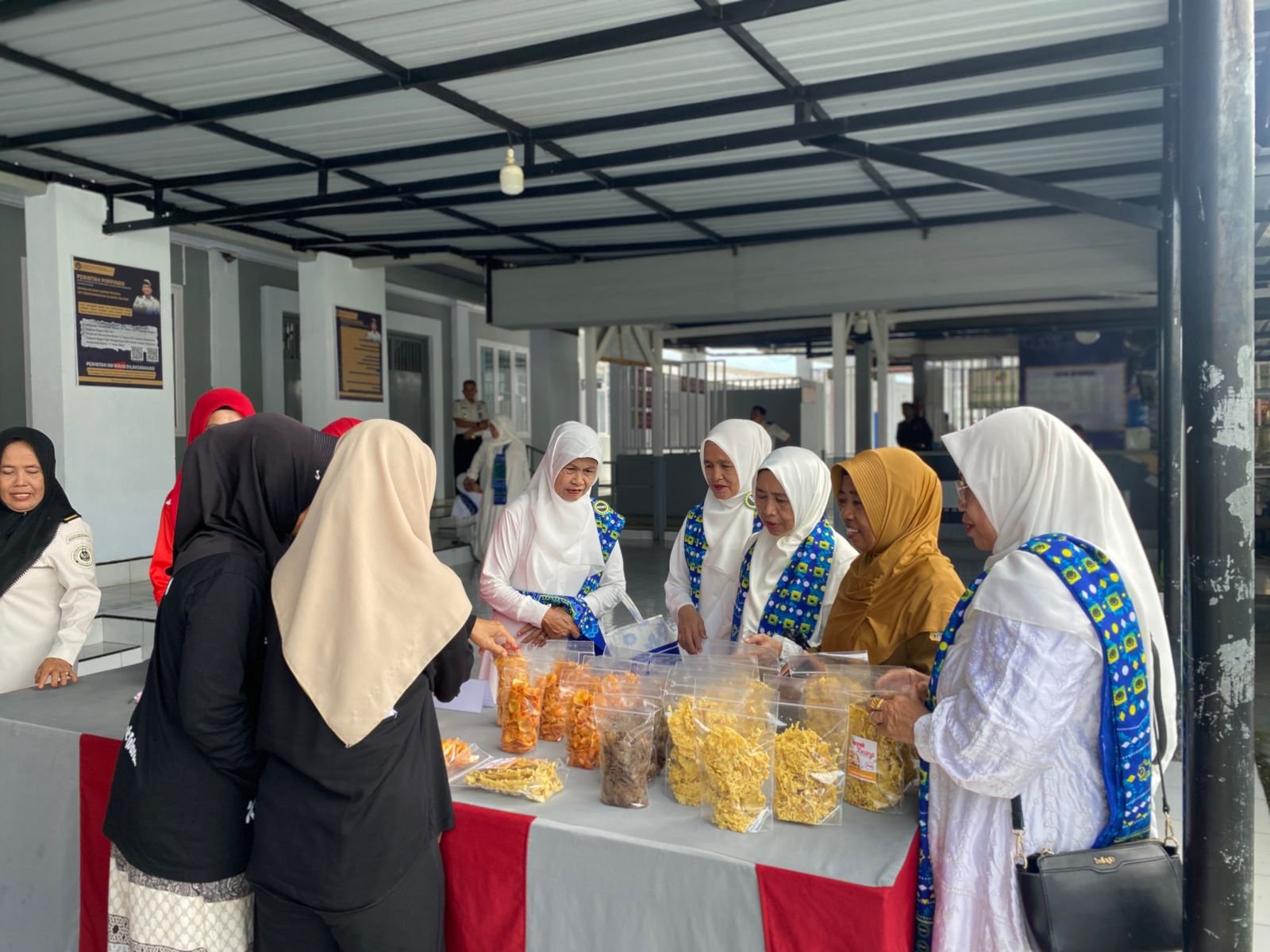 Ketua DPC PIM, pengurus BKMT, dan Anggota DPRD Sinjai meninjau produk olahan WBP di Rutan Sinjai, termasuk kerajinan dan makanan.