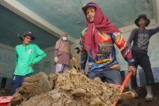 Warga Dusun Pante Geulima, Desa Meunasah Lhok, Kecamatan Mereudu, Kabupaten Pidie Jaya, bersama Satuan Tugas Percepatan Rehabilitasi dan Rekonstruksi (Satgas PRR) Pascabencana Sumatera, melakukan gotong royong