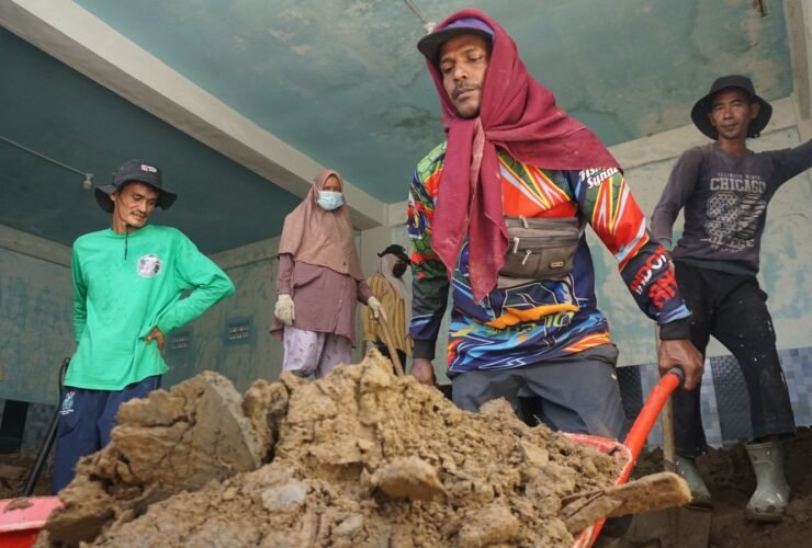 Warga Dusun Pante Geulima, Desa Meunasah Lhok, Kecamatan Mereudu, Kabupaten Pidie Jaya, bersama Satuan Tugas Percepatan Rehabilitasi dan Rekonstruksi (Satgas PRR) Pascabencana Sumatera, melakukan gotong royong