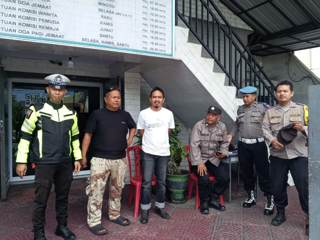 Personel Polres Parepare berfoto bersama pihak gereja dan tokoh masyarakat di lokasi pengamanan Jumat Agung 2026, menegaskan sinergi keamanan dan toleransi.