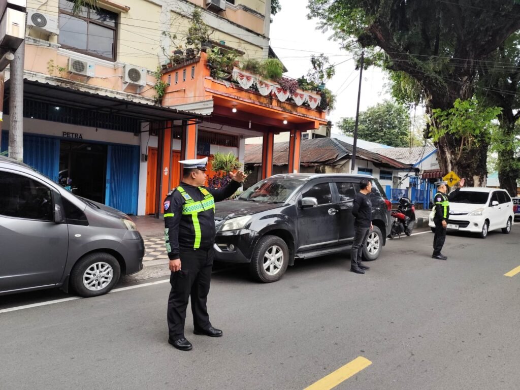 Polres Parepare menempatkan personel di titik strategis gereja, memberikan rasa aman bagi umat Kristiani saat melaksanakan ibadah Jumat Agung