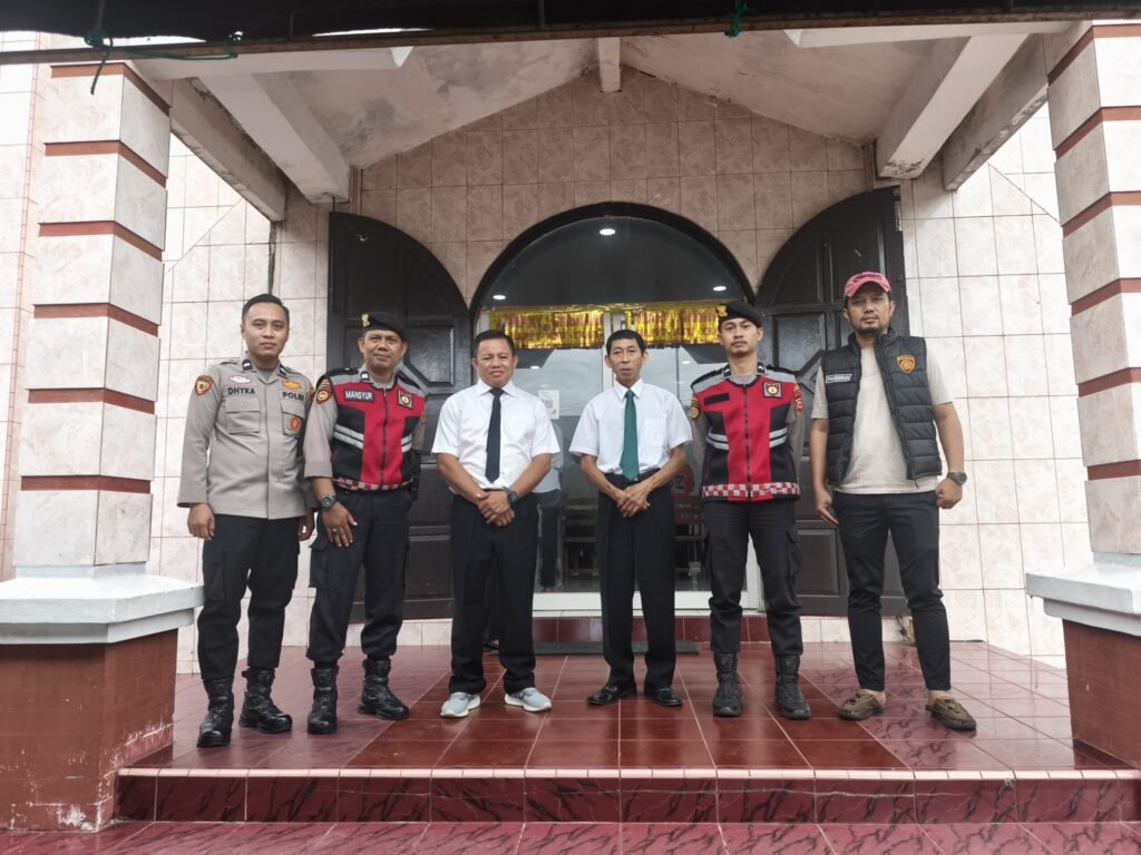 Petugas kepolisian melakukan sterilisasi dan pengamanan gereja untuk memastikan ibadah Jumat Agung berlangsung aman dan tertib di Kota Parepare.