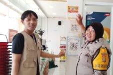 Polres Parepare Tebar Stiker Call Centre 110 Permudah Aduan Warga