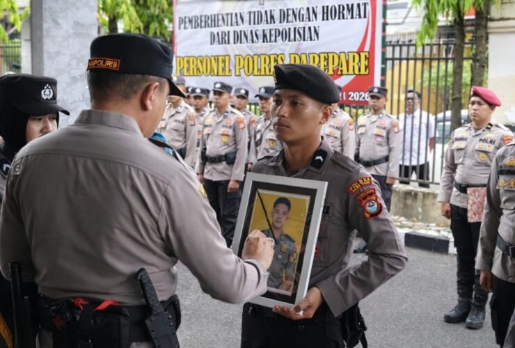 1 Anggota Polres Parepare Diberhentikan, 4 Personil Raih Penghargaan Kapolres