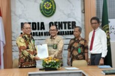 PN Makassar Serahkan Barang Gratifikasi ke UPG untuk Perkuat Integritas Peradilan