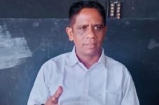 Sofyan saat berbicara politik DPRA Aceh. Baju putih.