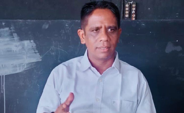 Sofyan saat berbicara politik DPRA Aceh. Baju putih.