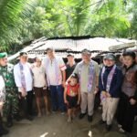 Masyarakat Sitaro di Kawasan Perbatasan Indonesia- Pilihan Menyambut Kedatangan Menteri Dalam Negeri (Mendagri), Muhammad Tito Karnavian bersama dengan Menteri PKP dan Rombongan, foto bersama. Dok Puspen Kemendagri/Benni. (InsertRakyat.com).