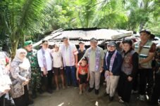 Masyarakat Sitaro di Kawasan Perbatasan Indonesia- Pilihan Menyambut Kedatangan Menteri Dalam Negeri (Mendagri), Muhammad Tito Karnavian bersama dengan Menteri PKP dan Rombongan, foto bersama. Dok Puspen Kemendagri/Benni. (InsertRakyat.com).