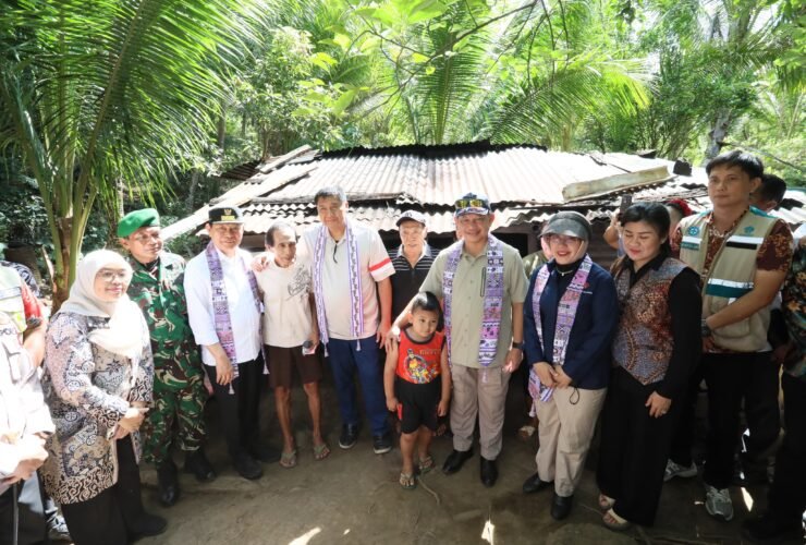 Masyarakat Sitaro di Kawasan Perbatasan Indonesia- Pilihan Menyambut Kedatangan Menteri Dalam Negeri (Mendagri), Muhammad Tito Karnavian bersama dengan Menteri PKP dan Rombongan, foto bersama. Dok Puspen Kemendagri/Benni. (InsertRakyat.com).