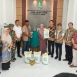 246 Warga Tongke-Tongke Terima Bantuan Pangan di Kantor Desa