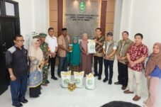 246 Warga Tongke-Tongke Terima Bantuan Pangan di Kantor Desa