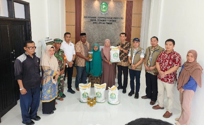 246 Warga Tongke-Tongke Terima Bantuan Pangan di Kantor Desa