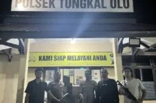 Pelaku saat diamankan di Kantor Polsek Tungkal Ulu. "Curanmor Merlung Terungkap Dalam 24 Jam". (Ist).