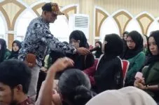 Doktor di Ruang Kelas, “Adun” di Luar Kelas