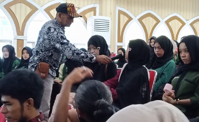 Doktor di Ruang Kelas, “Adun” di Luar Kelas