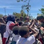 Satgas Yonif 521 Bagikan Buku Anak Papua - Napua