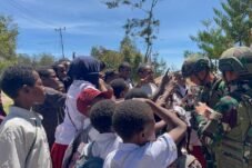 Satgas Yonif 521 Bagikan Buku Anak Papua - Napua