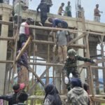 Gotong Royong Satgas Yonif 521/DY Cor Masjid Walesi