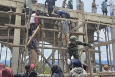 Gotong Royong Satgas Yonif 521/DY Cor Masjid Walesi