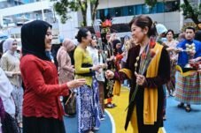 Menteri Komunikasi dan Digital Meutya Hafid dalam dalam Upacara Peringatan Hari Kartini pada Selasa (21/4/2026) mengajak perempuan Indonesia memperkuat peran keluarga sebagai benteng pertama menghadapi risiko internet. Foto: Humas Kemkomdigi. (agy-insert).