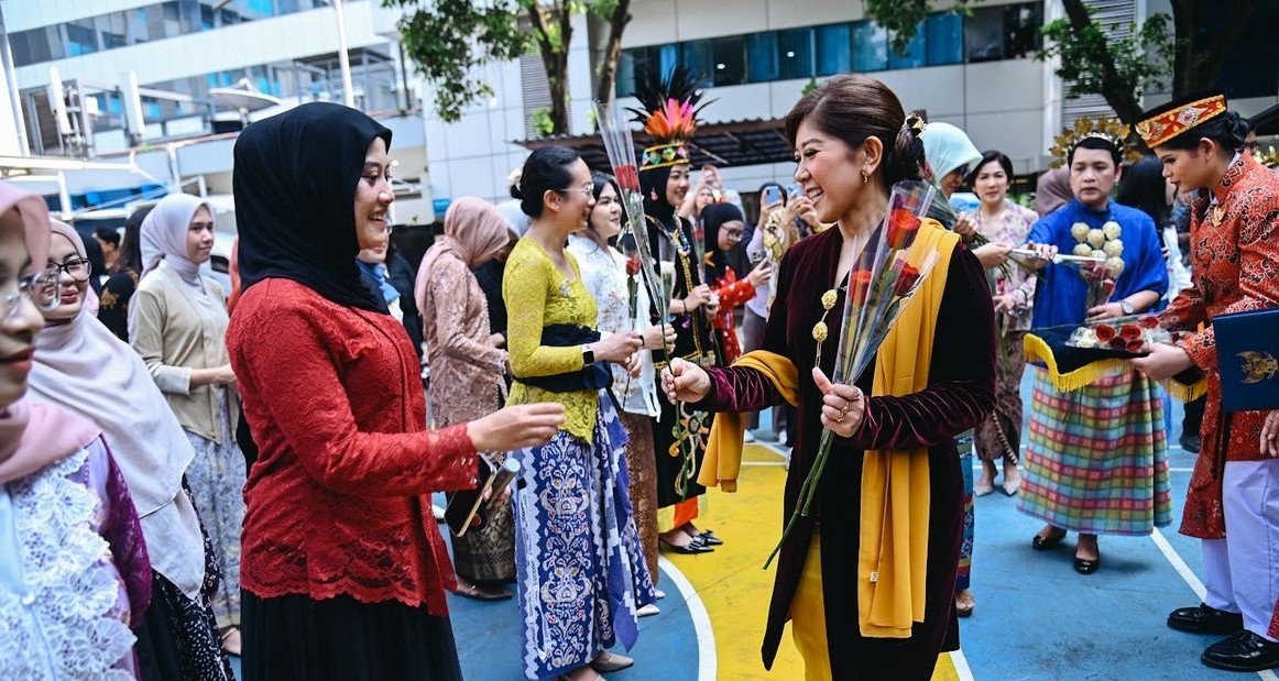 Menteri Komunikasi dan Digital Meutya Hafid dalam dalam Upacara Peringatan Hari Kartini pada Selasa (21/4/2026) mengajak perempuan Indonesia memperkuat peran keluarga sebagai benteng pertama menghadapi risiko internet. Foto: Humas Kemkomdigi. (agy-insert).