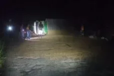 Mobil Truk Pengangkut Jagung Terbalik di Jembatan Bulupoddo