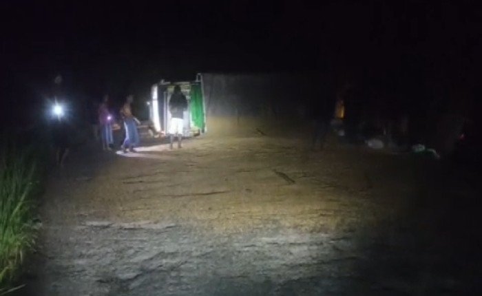 Mobil Truk Pengangkut Jagung Terbalik di Jembatan Bulupoddo