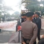 Mahasiswa Unjuk Rasa di Polda Sulsel Terkait Kasus Ceklok Disdik Sinjai