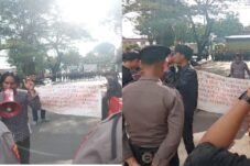 Mahasiswa Unjuk Rasa di Polda Sulsel Terkait Kasus Ceklok Disdik Sinjai
