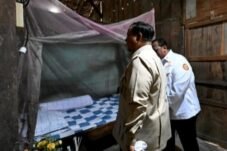 Presiden Prabowo Subianto melihat langsung kondisi kamar Marsinah pada peresmian Museum Ibu Marsinah dan Rumah Singgah di Desa Nglundo, Kecamatan Sukomoro, Kabupaten Nganjuk, Jawa Timur, pada Sabtu, 16 Mei 2026. Foto: BPMI Setpres