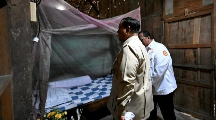 Presiden Prabowo Subianto melihat langsung kondisi kamar Marsinah pada peresmian Museum Ibu Marsinah dan Rumah Singgah di Desa Nglundo, Kecamatan Sukomoro, Kabupaten Nganjuk, Jawa Timur, pada Sabtu, 16 Mei 2026. Foto: BPMI Setpres
