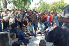 Redam Demo Buruh TKBM, Kepala KSOP Dumai Capt. Diaz Duduk Lesehan di Aspal Serap Aspirasi