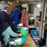 Momen Hari Raya Iduladha membawa berkah tersendiri bagi penyedia jasa penggilingan daging Mas Saroji di Kabupaten Sinjai. Sejak pagi hari, Sabtu (30/5/2026), warga telah memadati lokasi penggilingan daging yang berada di Jalan Stadion Mini untuk menggiling daging kurban mereka. Antusiasme warga terlihat dari panjangnya antrean yang sudah mulai terbentuk sejak pukul 06.00 WITA. Untuk menghindari tertukarnya daging, warga memberi tanda dan nama pada baskom masing-masing yang digunakan sebagai wadah daging kurban. Pada momen Iduladha, banyak warga memilih menggiling daging hasil pembagian hewan kurban agar lebih mudah diolah. Akibat tingginya permintaan, warga harus rela mengantre hingga tiga jam untuk mendapatkan giliran. Penggilingan daging Mas Saroji menjadi salah satu lokasi yang paling ramai dikunjungi masyarakat. Jika pada hari-hari biasa pelanggan didominasi oleh penjual bakso dan pemilik warung makan, saat ini sebagian besar pelanggan adalah warga yang membawa daging kurban. Usai pembagian hewan kurban, jasa penggilingan daging Mas Saroji terus dipadati pengunjung. Bila pada hari biasa hanya menggiling sekitar 50 kilogram daging sapi per hari, pada momen Iduladha jumlah tersebut meningkat hingga mencapai sekitar 150 kilogram per hari. M. Jufri, salah seorang warga, mengaku telah datang sejak pukul 06.30 WITA untuk mengantre. "Saya antre sejak setengah tujuh pagi. Daging yang saya bawa sekitar dua kilogram untuk digiling. Setiap Iduladha saya memang sering menggiling daging di sini. Mayoritas yang antre adalah warga yang membawa daging kurban. Antreannya cukup panjang dan bisa berlangsung sampai siang hari, berbeda dengan hari biasa," ujarnya. Sementara itu, Mas Saroji selaku pemilik usaha penggilingan daging mengatakan antrean sudah mulai terlihat sejak pukul 06.00 WITA dan berlangsung hingga menjelang Magrib. "Rata-rata yang datang hari ini membawa daging kurban. Untuk pelanggan tetap seperti penjual bakso dan warung makan justru lebih sedikit dibanding biasanya. Saya berharap masyarakat Sinjai semakin sukses dan jumlah hewan kurban setiap tahunnya terus meningkat," katanya. Untuk menggunakan jasa penggilingan di tempatnya, warga hanya dikenakan biaya Rp5.000 per kilogram. Tarif tersebut jauh lebih murah dibandingkan beberapa tempat penggilingan lainnya yang mematok harga hingga Rp15.000 per kilogram.
