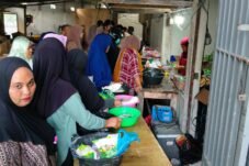 Momen Hari Raya Iduladha membawa berkah tersendiri bagi penyedia jasa penggilingan daging Mas Saroji di Kabupaten Sinjai. Sejak pagi hari, Sabtu (30/5/2026), warga telah memadati lokasi penggilingan daging yang berada di Jalan Stadion Mini untuk menggiling daging kurban mereka. Antusiasme warga terlihat dari panjangnya antrean yang sudah mulai terbentuk sejak pukul 06.00 WITA. Untuk menghindari tertukarnya daging, warga memberi tanda dan nama pada baskom masing-masing yang digunakan sebagai wadah daging kurban. Pada momen Iduladha, banyak warga memilih menggiling daging hasil pembagian hewan kurban agar lebih mudah diolah. Akibat tingginya permintaan, warga harus rela mengantre hingga tiga jam untuk mendapatkan giliran. Penggilingan daging Mas Saroji menjadi salah satu lokasi yang paling ramai dikunjungi masyarakat. Jika pada hari-hari biasa pelanggan didominasi oleh penjual bakso dan pemilik warung makan, saat ini sebagian besar pelanggan adalah warga yang membawa daging kurban. Usai pembagian hewan kurban, jasa penggilingan daging Mas Saroji terus dipadati pengunjung. Bila pada hari biasa hanya menggiling sekitar 50 kilogram daging sapi per hari, pada momen Iduladha jumlah tersebut meningkat hingga mencapai sekitar 150 kilogram per hari. M. Jufri, salah seorang warga, mengaku telah datang sejak pukul 06.30 WITA untuk mengantre. "Saya antre sejak setengah tujuh pagi. Daging yang saya bawa sekitar dua kilogram untuk digiling. Setiap Iduladha saya memang sering menggiling daging di sini. Mayoritas yang antre adalah warga yang membawa daging kurban. Antreannya cukup panjang dan bisa berlangsung sampai siang hari, berbeda dengan hari biasa," ujarnya. Sementara itu, Mas Saroji selaku pemilik usaha penggilingan daging mengatakan antrean sudah mulai terlihat sejak pukul 06.00 WITA dan berlangsung hingga menjelang Magrib. "Rata-rata yang datang hari ini membawa daging kurban. Untuk pelanggan tetap seperti penjual bakso dan warung makan justru lebih sedikit dibanding biasanya. Saya berharap masyarakat Sinjai semakin sukses dan jumlah hewan kurban setiap tahunnya terus meningkat," katanya. Untuk menggunakan jasa penggilingan di tempatnya, warga hanya dikenakan biaya Rp5.000 per kilogram. Tarif tersebut jauh lebih murah dibandingkan beberapa tempat penggilingan lainnya yang mematok harga hingga Rp15.000 per kilogram.