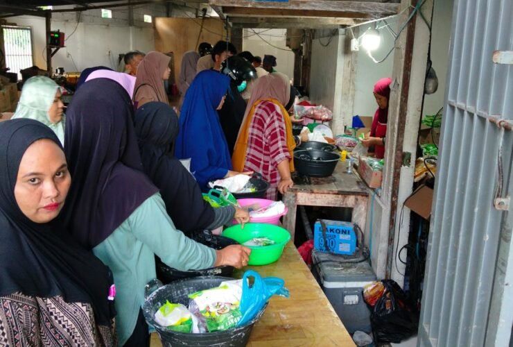 Momen Hari Raya Iduladha membawa berkah tersendiri bagi penyedia jasa penggilingan daging Mas Saroji di Kabupaten Sinjai. Sejak pagi hari, Sabtu (30/5/2026), warga telah memadati lokasi penggilingan daging yang berada di Jalan Stadion Mini untuk menggiling daging kurban mereka. Antusiasme warga terlihat dari panjangnya antrean yang sudah mulai terbentuk sejak pukul 06.00 WITA. Untuk menghindari tertukarnya daging, warga memberi tanda dan nama pada baskom masing-masing yang digunakan sebagai wadah daging kurban. Pada momen Iduladha, banyak warga memilih menggiling daging hasil pembagian hewan kurban agar lebih mudah diolah. Akibat tingginya permintaan, warga harus rela mengantre hingga tiga jam untuk mendapatkan giliran. Penggilingan daging Mas Saroji menjadi salah satu lokasi yang paling ramai dikunjungi masyarakat. Jika pada hari-hari biasa pelanggan didominasi oleh penjual bakso dan pemilik warung makan, saat ini sebagian besar pelanggan adalah warga yang membawa daging kurban. Usai pembagian hewan kurban, jasa penggilingan daging Mas Saroji terus dipadati pengunjung. Bila pada hari biasa hanya menggiling sekitar 50 kilogram daging sapi per hari, pada momen Iduladha jumlah tersebut meningkat hingga mencapai sekitar 150 kilogram per hari. M. Jufri, salah seorang warga, mengaku telah datang sejak pukul 06.30 WITA untuk mengantre. "Saya antre sejak setengah tujuh pagi. Daging yang saya bawa sekitar dua kilogram untuk digiling. Setiap Iduladha saya memang sering menggiling daging di sini. Mayoritas yang antre adalah warga yang membawa daging kurban. Antreannya cukup panjang dan bisa berlangsung sampai siang hari, berbeda dengan hari biasa," ujarnya. Sementara itu, Mas Saroji selaku pemilik usaha penggilingan daging mengatakan antrean sudah mulai terlihat sejak pukul 06.00 WITA dan berlangsung hingga menjelang Magrib. "Rata-rata yang datang hari ini membawa daging kurban. Untuk pelanggan tetap seperti penjual bakso dan warung makan justru lebih sedikit dibanding biasanya. Saya berharap masyarakat Sinjai semakin sukses dan jumlah hewan kurban setiap tahunnya terus meningkat," katanya. Untuk menggunakan jasa penggilingan di tempatnya, warga hanya dikenakan biaya Rp5.000 per kilogram. Tarif tersebut jauh lebih murah dibandingkan beberapa tempat penggilingan lainnya yang mematok harga hingga Rp15.000 per kilogram.
