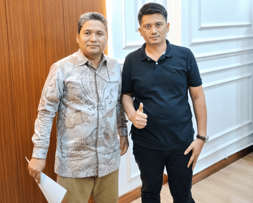 Kasubdit Sarana Prasarana dan Kemahasiswaan Direktorat PTKI Ditjen Pendis Kemenag RI, Papay Supriatna dan Supriadi Buraerah (foto bersama di Kantor Kemenag RI usai audiens soal literasi dan gagasan setiap daerah memiliki Kampus utamanya di Provinsi Sulawesi Tenggara (13/5).