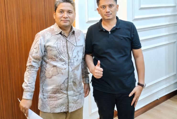 Kasubdit Sarana Prasarana dan Kemahasiswaan Direktorat PTKI Ditjen Pendis Kemenag RI, Papay Supriatna dan Supriadi Buraerah (foto bersama di Kantor Kemenag RI usai audiens soal literasi dan gagasan setiap daerah memiliki Kampus utamanya di Provinsi Sulawesi Tenggara (13/5).